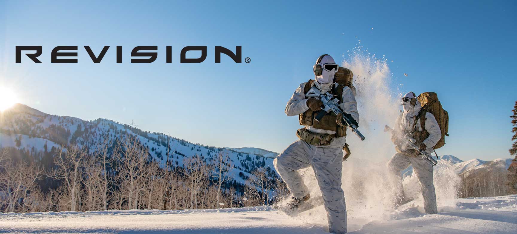 Image de militaires utilisant le masque balistique SnowHawk blanc dans la neige